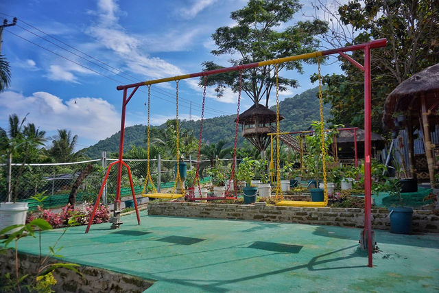 Fasilitas bermain ayunan di Wahana Tirta Pesona, Minggu (9/5/2021) | Foto: Roza Hariqo/Lampung Geh