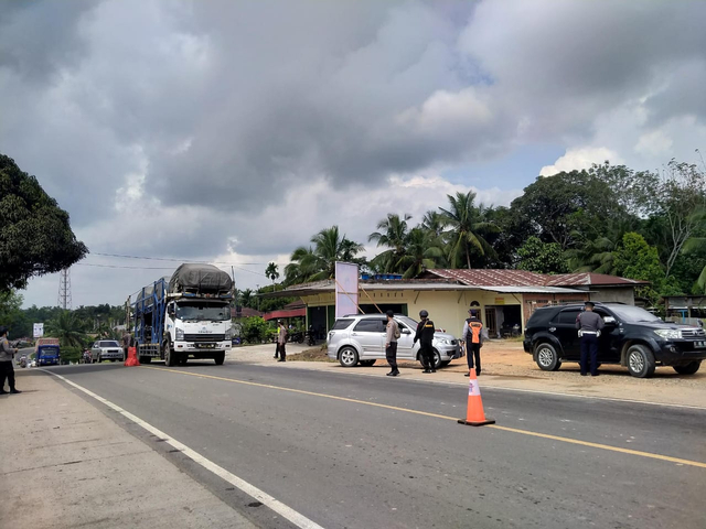 Operasi pengamanan lalu lintas di perbatasan Jambi -Sumatera Selatan. (Foto: Jambikita.id)