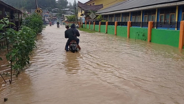 Banjir menggenangi ruas jalan di Lingkungan Tatoa', Kabupaten Mamasa, Sulawesi Barat, Selasa (18/5/2021). Foto: Frendy/SulbarKini