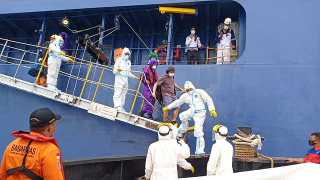 Evakuasi warga Filipina dari kapal kargo. Foto: Basarnas Aceh