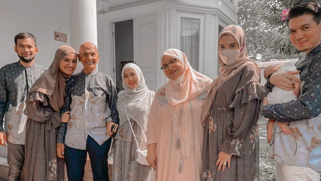 Mark Sungkar bersama keluarga. Foto: Instagram/zaskiasungkar15