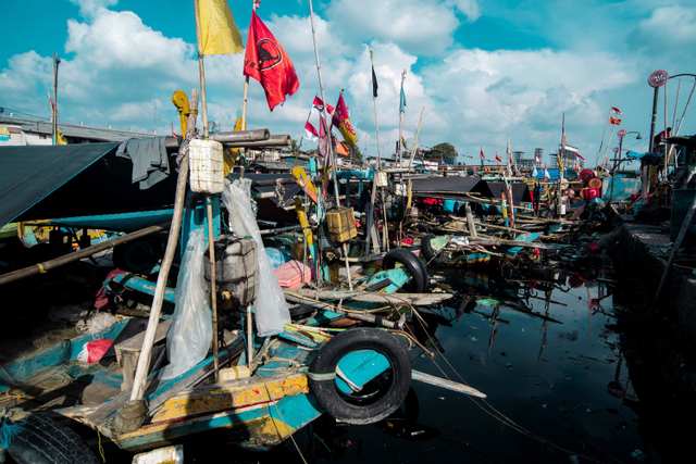 Sejumlah kapal milik nelayan bersandar di dermaga Kampung Nelayan, Cilincing, Jakarta Utara. Foto: Muhammad Adimaja/ANTARA FOTO