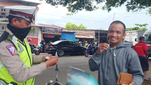 Satlantas Polres Gowa menegur pengendara yang gunakan headset atau earphone saat berkendara. dok: Istimewa
