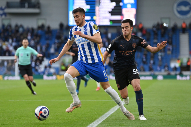 Pemain Brighton & Hove Albion Jakub Moder berusaha melewati hadangan pemain Manchester City pada pertandingan lanjutan Premier League di Stadion Komunitas American Express, Brighton, Inggris. Foto: Justin Setterfield/Pool/REUTERS