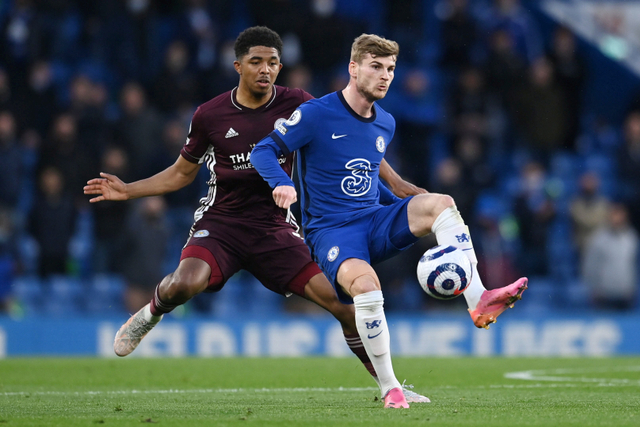 Pemain Chelsea Timo Werner berusaha melewati hadangan pemain Leicester City pada pertandingan lanjutan Premier League di Stamford Bridge, London, Inggris. Foto: Glyn Kirk/Pool/REUTERS