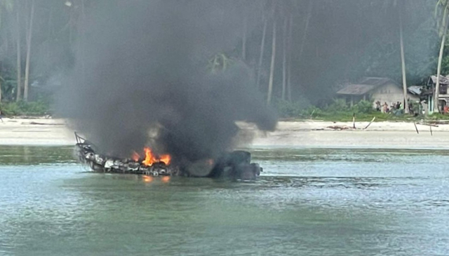 Speedboat BPBD Lingga terbakar di Tanjung Datuk, Rabu (19/5) pagi. Foto: Istimewa