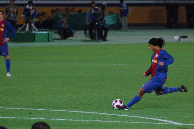 Legenda Barcelona, Ronaldinho ketika melakukan tendangan (Sumber: flickr.com)