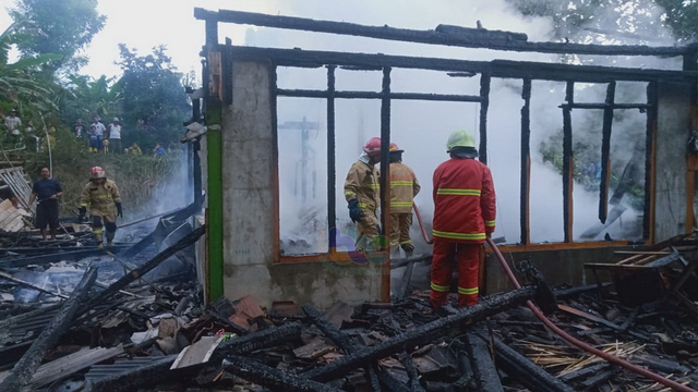Kebakaran rumah milik Budi Santoso (42), warga Desa Wonocolo RT 005 RW 002, Kecamatan Kedewan, Kabupaten Bojonegoro. Rabu (19/05/2021). (foto: istimewa)