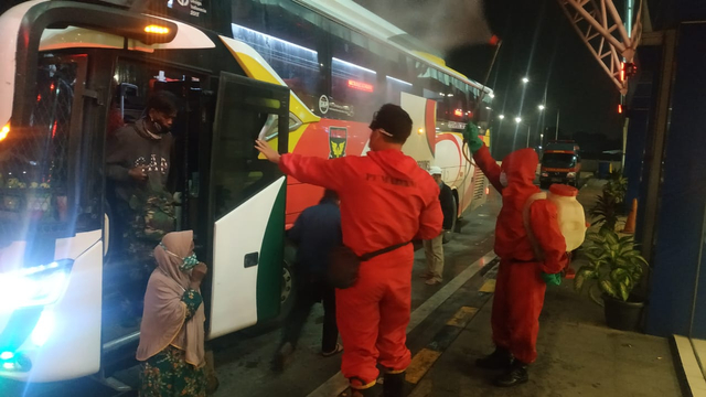 Penyemprotan disinfektan bus AKAP di Terminal Pulogebang, Jakarta, Rabu (19/5). Foto: Sudin Gulkarmat Jakarta Timur