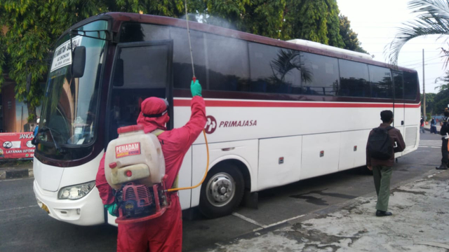 Penyemprotan disinfektan bus AKAP di Terminal Kampung Rambutan, Rabu (19/5). Foto: Sudin Gulkarmat Jakarta Timur
