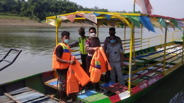 Petugas saat melakukan pengecekan standar keselamatan di objek wisata Wahana Perahu Sumber Pitu Sungai Bengawan Solo di wilayah Kecamatan Cepu, Kabupaten Blora, Jawa Tengah. (foto: iatimewa)