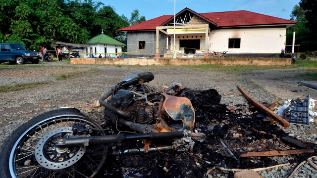 Puing kendaraan dinas yang dibakar oleh massa di Mapolsek Candipuro, Lampung Selatan, Lampung, Rabu (19/5/2021). Foto: Ardiansyah/ANTARA FOTO