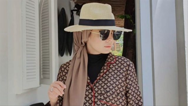 Tampilan hijaber memakai topi menjadi tren di kalangan mode wanita Muslim. Foto: Instagram/@vivyyusof