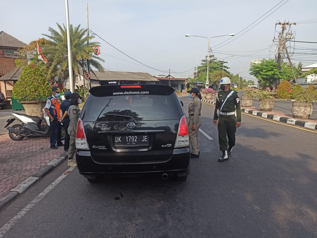 Pemeriksaan kendaraan di pos masuk Kota Denpasar, Bali - WIB