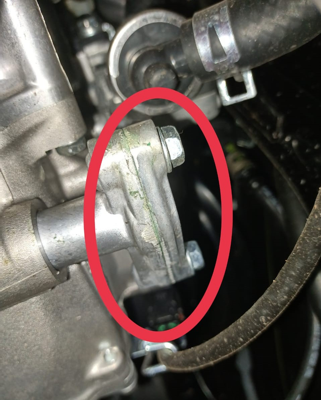 Air radiator di Honda PCX 160 rembes lewat komponen waterpump. Foto: Abdul Rahmad