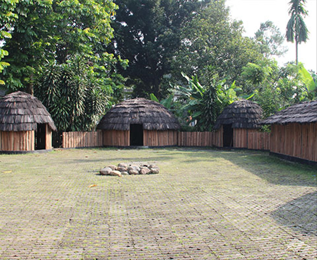 Rumah adat Honai. Sumber: Taman Mini Indonesia Indah