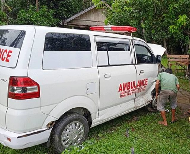 Bawa Jenazah, Mobil Ambulans di Bartim Terlibat Tabrakan dengan Mobil Escudo (454090)