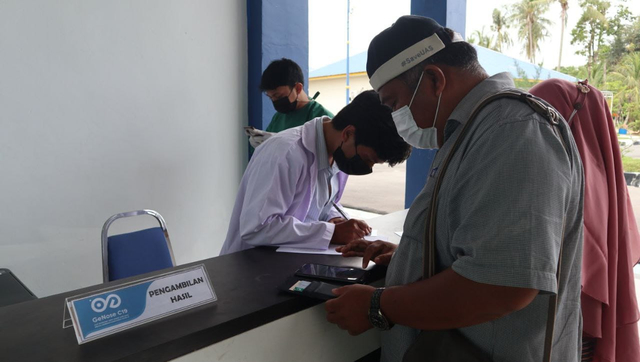 Salah seorang calon penumpang di Bandara RHA Karimun melakukan pengisian data pemeriksaan GeNose. Foto: Khairul S/kepripedia.com