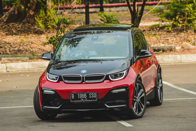 Ilustrasi test drive mobil listrik BMW i3s. (Foto: Bangkit Jaya Putra/kumparan)