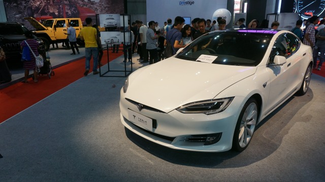 Tampak depan mobil listrik Tesla Model S P100D. (Foto: Gesit Prayogi/kumparan)
