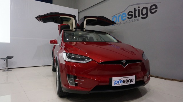 Tesla Model X dengan pintu terbuka. (Foto: Gesit Prayogi/kumparan)