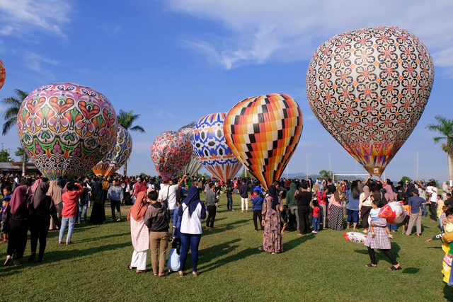 Sejumlah warga menyaksikan penerbangan balon udara di lapangan desa Kembaran, Kalikajar, Wonosobo, Jateng, Rabu (19/5/2021). Foto: Anis Efizudin/Antara Foto