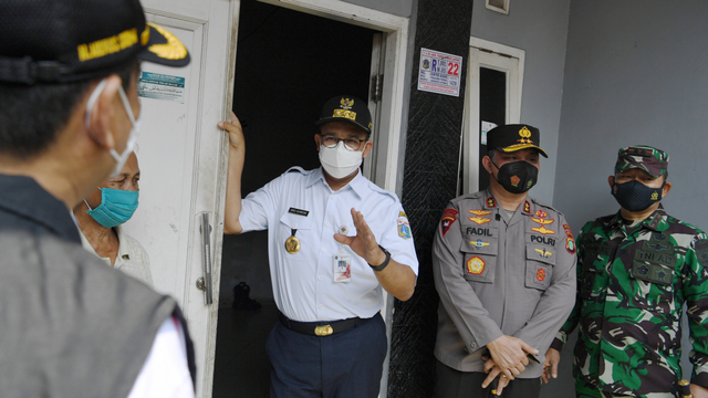 Gubernur DKI Jakarta Anies Baswedan berbincang di depan rumah warga yang telah pulang dari mudik, di Sunter, Jakarta, Rabu (19/5). Foto: Hafidz Mubarak A/ANTARA FOTO