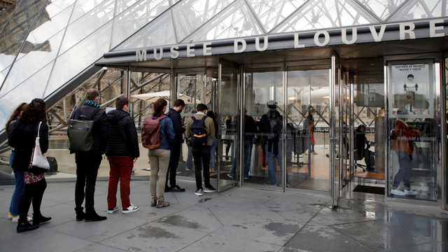 Museum Louvre di Paris kembali dibuka. Foto: Reuters/Sarah Meyssonnier