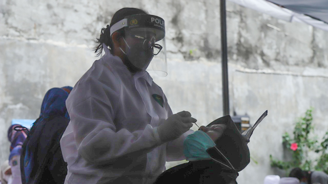 Pemudik yang kembali ke Jakarta melakukan swab test antigen di Posko Swab Test Antigen RW 05, Kelurahan Sunter Agung, Tanjung Priok, Jakut. Foto: Dok. Istimewa