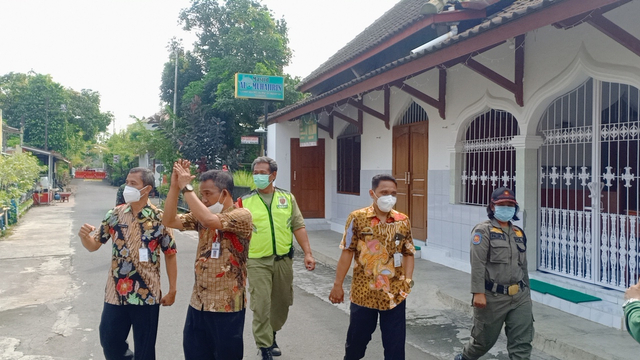 Aparat Kelurahan Sumber, Kota Solo, memantau pelaksanaan karantina di salah satu RT yang masuk zona merah