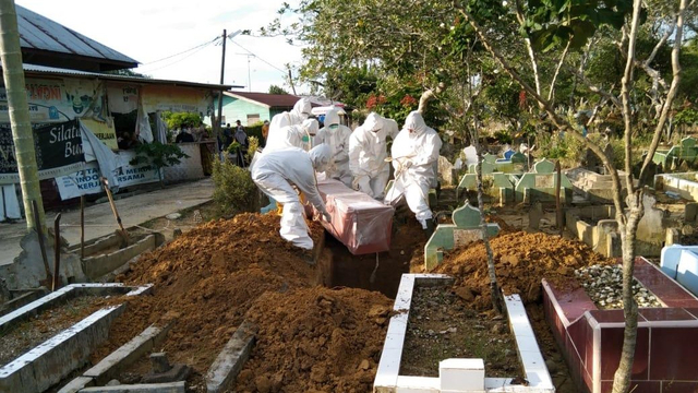 Pemakaman jenazah pasien COVID-19 di Langsa, Aceh. Foto: Kodim TNI Aceh Timur