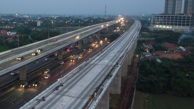 Foto udara pembangunan proyek konstruksi jalur Kereta Cepat Jakarta-Bandung di Cikarang, Kabupaten Bekasi, Jawa Barat, Selasa (18/5/2021). Foto: Fakhri Hermansyah/ANTARA FOTO