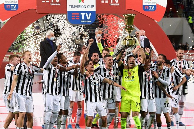 Pemain Juventus merayakan gelar juara Coppa Italia usai mengalahkan Atalanta di pada pertandingan di Stadion Mapei, Reggio Emilia, Italia. Foto: Miguel MEDINA / AFP