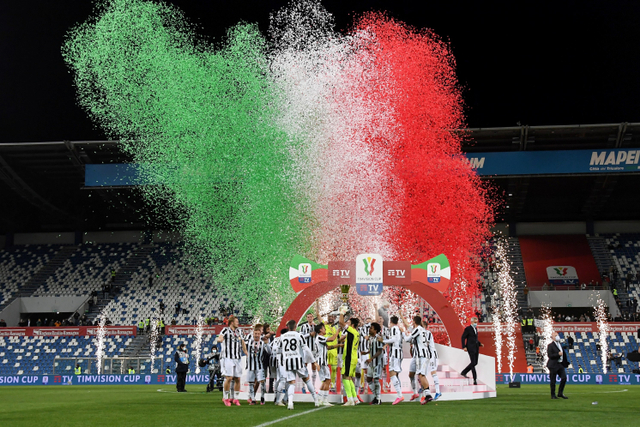 Pemain Juventus merayakan gelar juara Coppa Italia usai mengalahkan Atalanta di pada pertandingan di Stadion Mapei, Reggio Emilia, Italia. Foto: Alberto Lingria/REUTERS