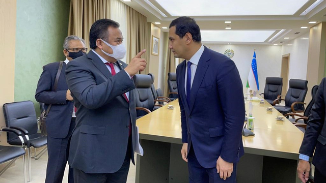 Rachmat Gobel bertemu Menteri Investasi dan Perdagangan Luar Negeri Uzbekistan, Umurzakov Sardor Uktamovich di Tashkent.  Foto: Arifin Asydhad/kumparan