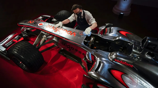 Mobil Balap McLaren Lewis Hamilton yang dilelang. Foto: Reuters/Alan Baldwin