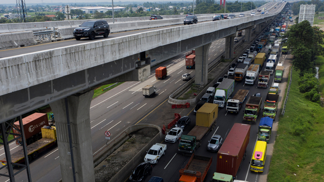 Foto udara antrean kendaraan arah Jakarta melintas di Tol Jakarta-Cikampek, Cikarang, Kabupaten Bekasi, Rabu (19/5/2021). Foto: Sigid Kurniawan/ANTARA FOTO