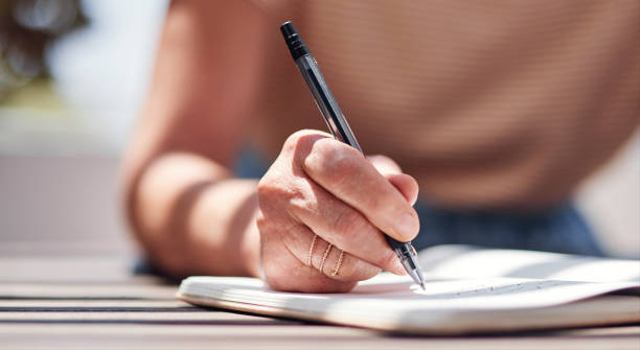 Ilustrasi penulisan gelar yang benar. Foto: iStock
