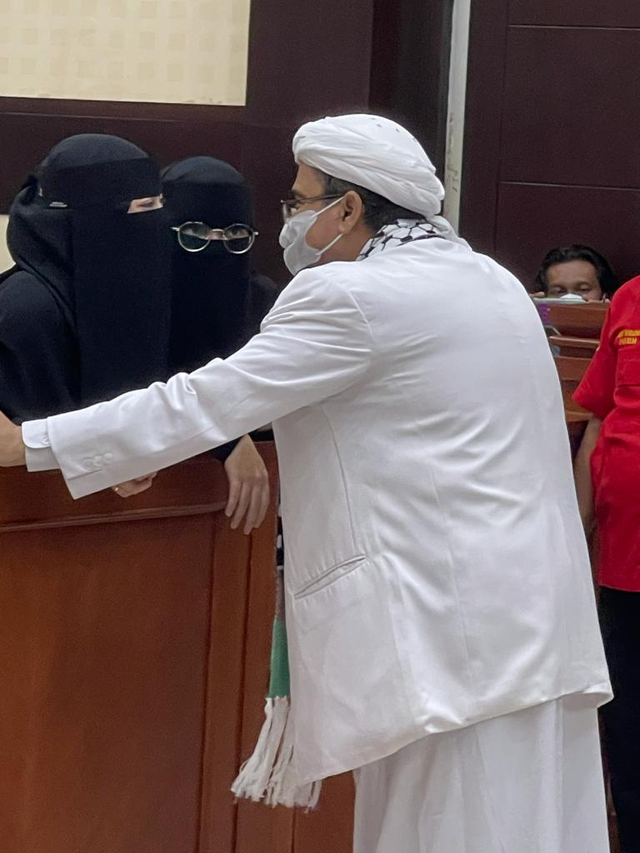 Habib Rizieq berbicara dengan dua putrinya yang hadir di ruang sidang Pengadilan Negeri Jakarta Timur. Foto: Dok. Istimewa