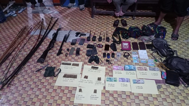 Satgas Nemangkawi Geledah Markas Teroris KKB, Sita Senpi-Uang Rp 14 Juta (286280)