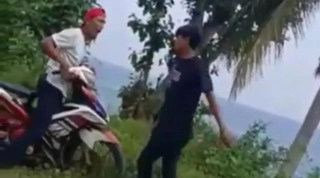 Pria bertopi merah (pelaku) hendak melarikan diri saat korban meminta tolong | Foto: Istimewa