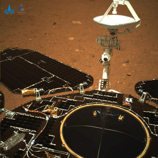 Foto pertama yang dikirim dari robot penjelajah China, Zhurong dari Mars. Foto: China National Space Administration (CNSA)
