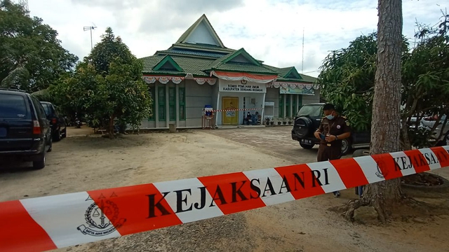 Kejaksaan memasang garis putih saat menggeledah kantor KPUD Serdang Bedagai. Foto: Dok. Istimewa