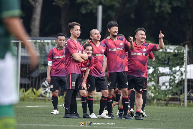 5 Pesona Femila Sinukaban, Jebolan Indonesian Idol, saat Main Sepak Bola (7846)