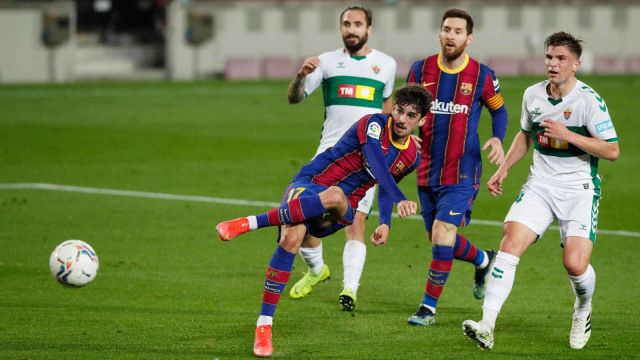 Pertandingan La Liga Santander antara FC Barcelona melawan Elche di Camp Nou, Barcelona, Spanyol, Rabu (24/2/2021). Foto: Albert Gea/REUTERS