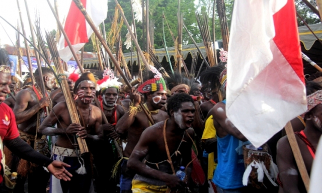 Suku Asmat yang menghuni salah satu rumah adat Papua. Sumber: Pemerintah Kabupaten Asmat