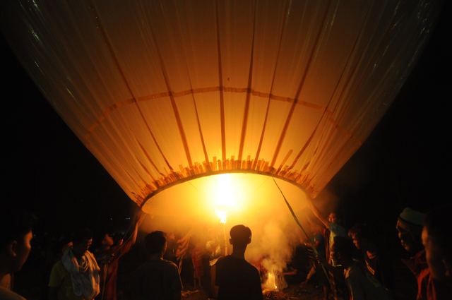 Tradisi Balon Udara di Pamekasan. Foto: ANTARA FOTO/Saiful Bahri