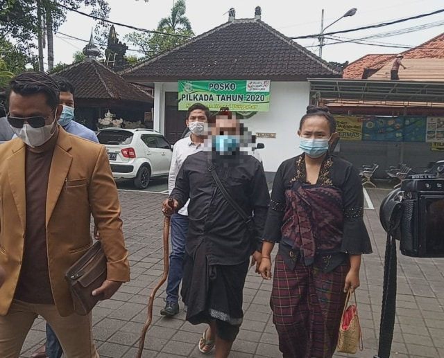 Pemuka agama IWM saat masih dalam pemeriksaan di Kejari Denpasar, Bali - IST