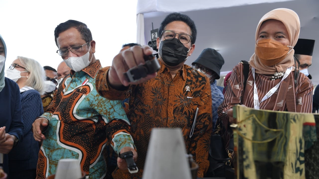 Ikut Meriahkan Festival Joglosemar, Mendes Beli Jam Tangan Kayu (32420)