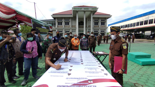 Kepala Kejari Sorong tanda tangani komitmen bersama, dalam Pencanangan Zona Integritas Menuju Wilayah Bebas dari Korupsi (WBK) dan Wilayah Birokrasi Bersih Melayani (WBBM) Tahun 2021, Kamis (20/5), foto : Yanti/Balleo News